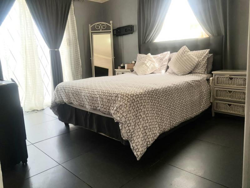 5 Bedroom Property for Sale in Pelikan Park Western Cape